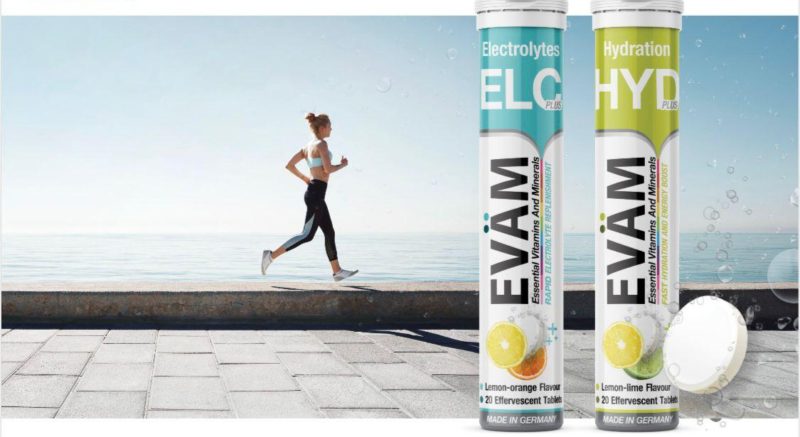 Zwei EVÄM Brausetabletten-Tuben Electrolytes und Hydration vor Meerkulisse mit Läuferin