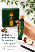 NaturWelle Immuni Complex Trinkshot in der Hand, einfach in den Alltag integrieren, 1 Shot täglich.