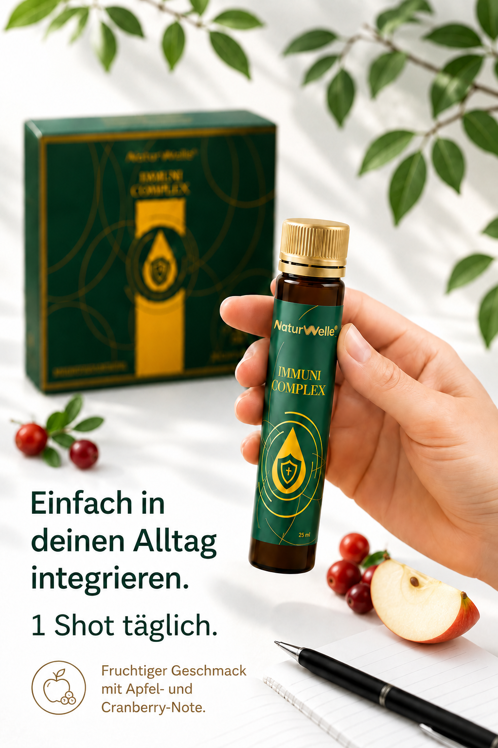 NaturWelle Immuni Complex Trinkshot in der Hand, einfach in den Alltag integrieren, 1 Shot täglich.