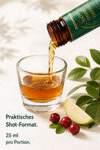 NaturWelle Immuni Complex Trinkshot wird ins Glas gegossen, praktisches Shot-Format mit 25 ml pro Portion.