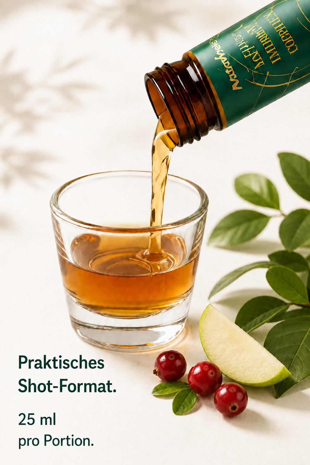 NaturWelle Immuni Complex Trinkshot wird ins Glas gegossen, praktisches Shot-Format mit 25 ml pro Portion.