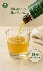 Vitamin D3+K2 Complex im praktischen Shot-Format, 25 ml pro Portion, flüssiger Trink-Shot wird in ein Glas gegossen.